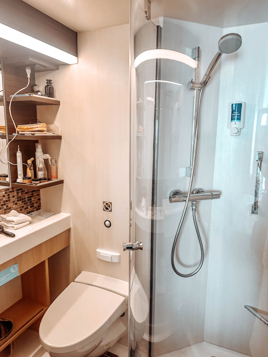 Anthem of the seas 8172 bathroom