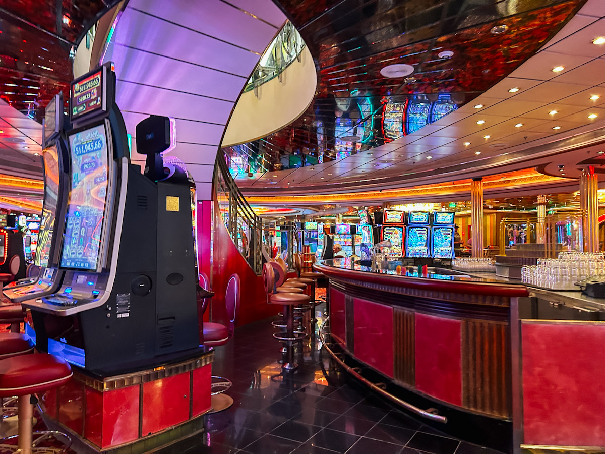 Casino Royale on Mariner of the Seas