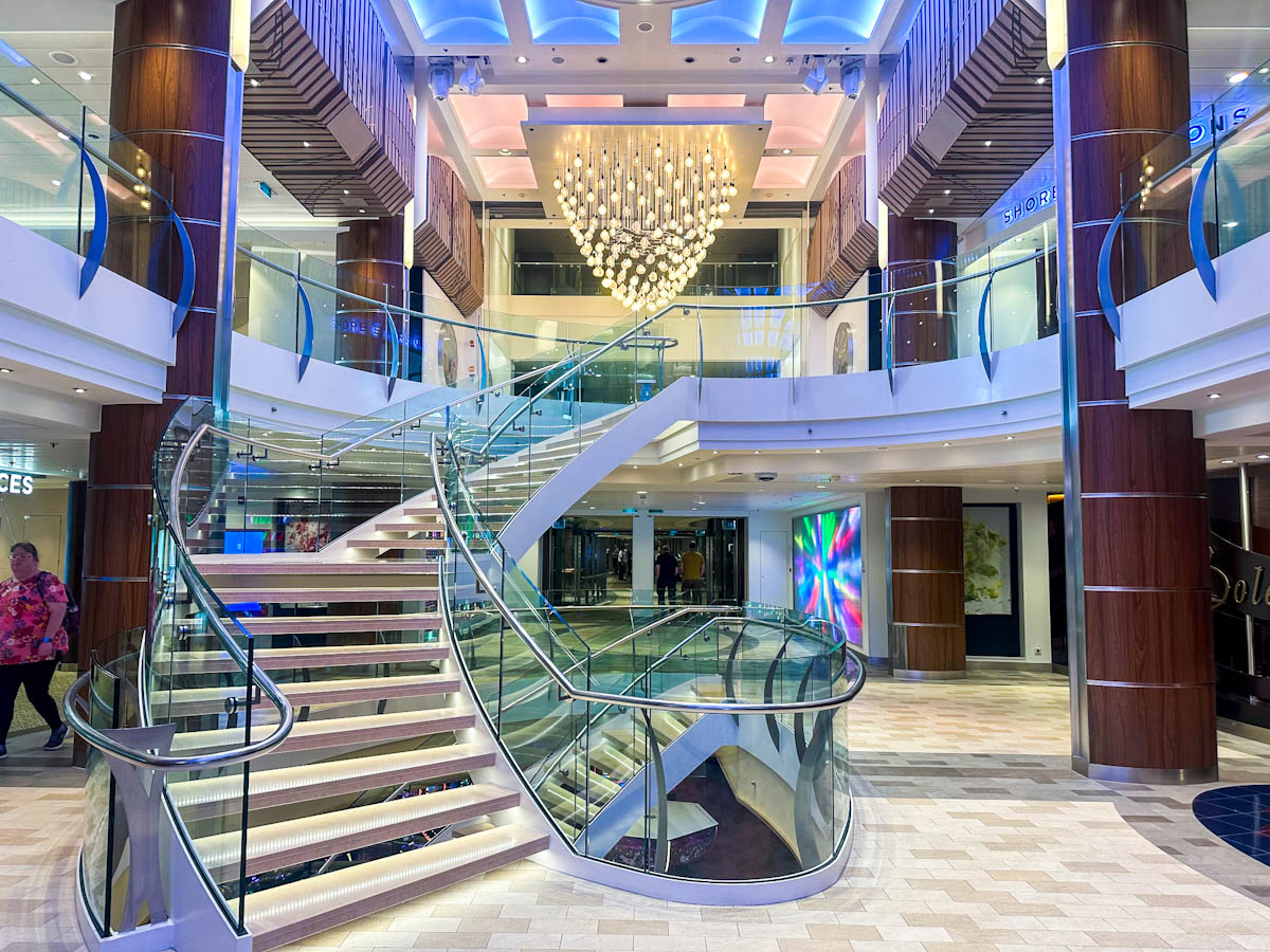 Anthem of the Seas foyer and centrum