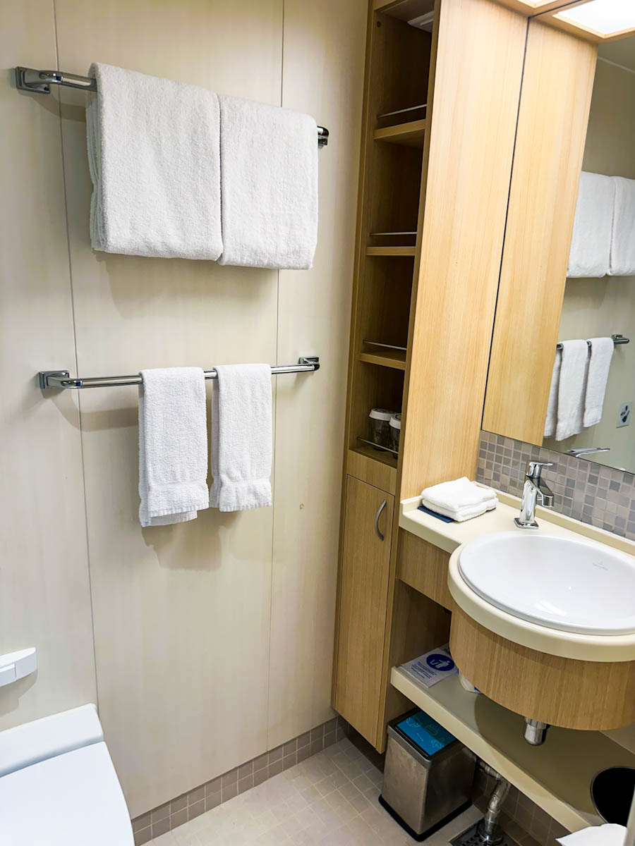 Voyager of the Seas Junior Cabin 1156 1 Bathroom