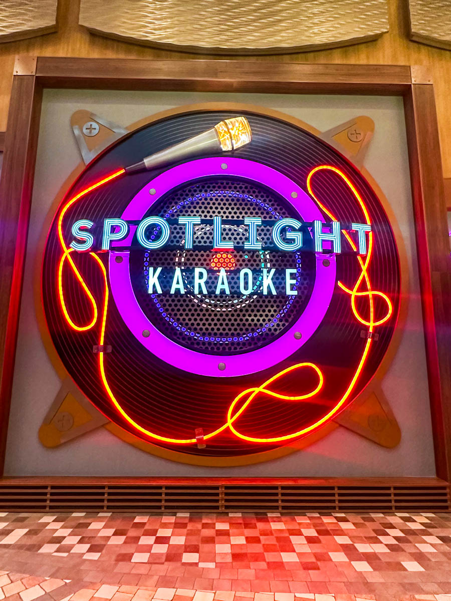 Oasis of the Seas spotlight karaoke