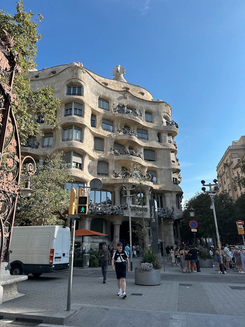 barcelona la pedrera casa milà shopping street