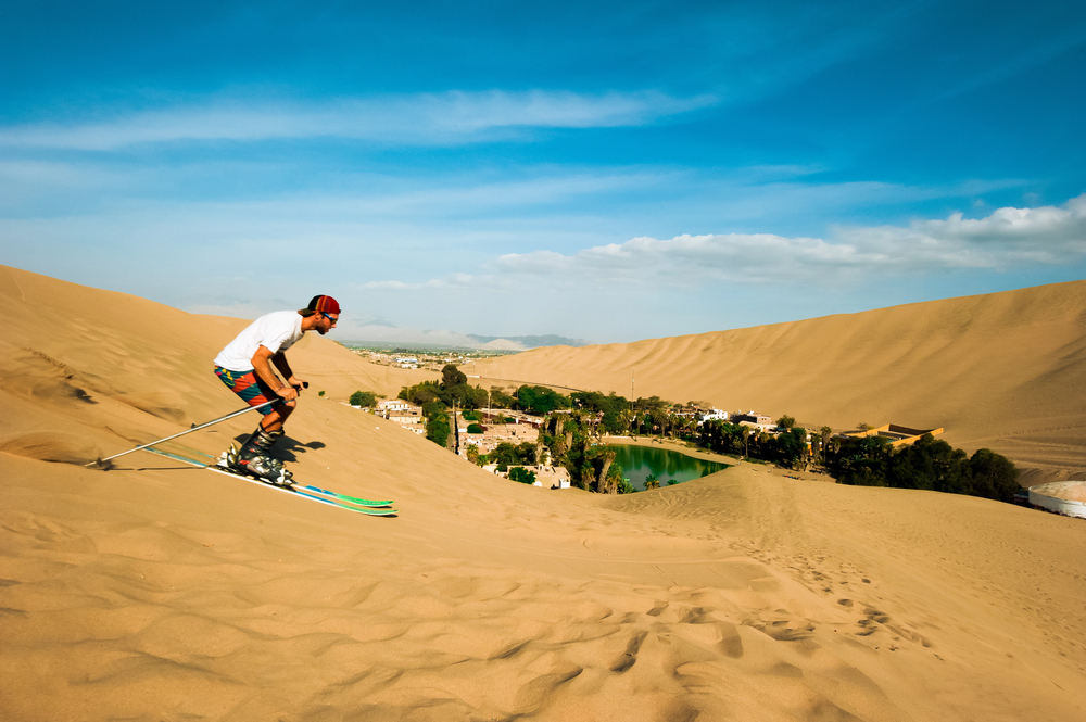 Young people enjoy the desert in the dunes of Ica. January 2022 Ica Peru. High quality photo — Photo by ibrester
